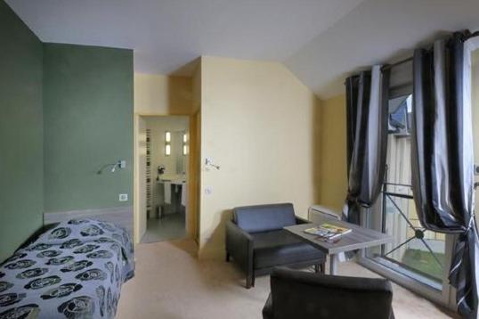 Postel nebo postele na pokoji v ubytování Logis Hôtel de la Tour