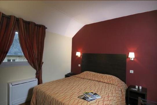 Postel nebo postele na pokoji v ubytování Logis Hôtel de la Tour