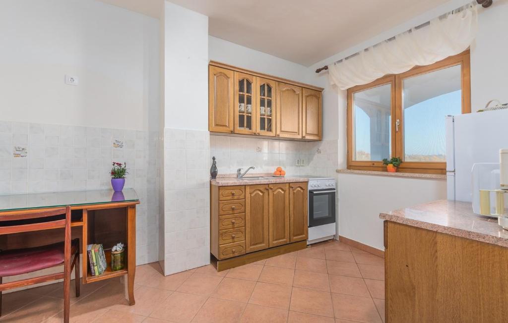 Kuchyň nebo kuchyňský kout v ubytování Apartmani Katalin