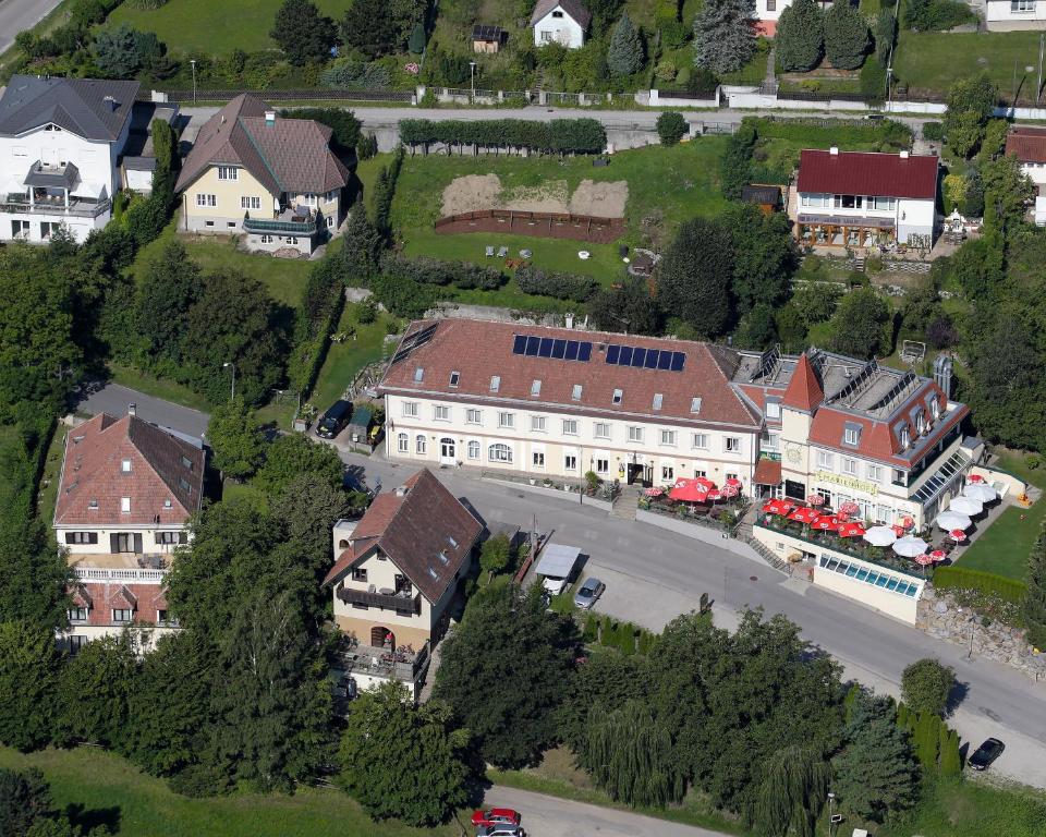 UnterkirchbachにあるHotel Restaurant Marienhofの建物のある町の空中