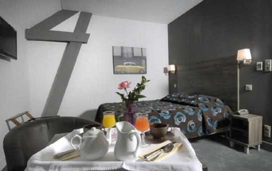 Postel nebo postele na pokoji v ubytování Logis Hôtel de la Tour