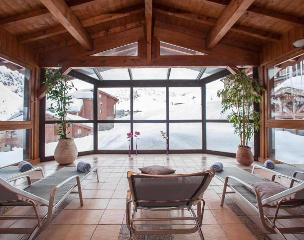 Гостиная зона в Hôtel Les Suites du Montana by Les Etincelles