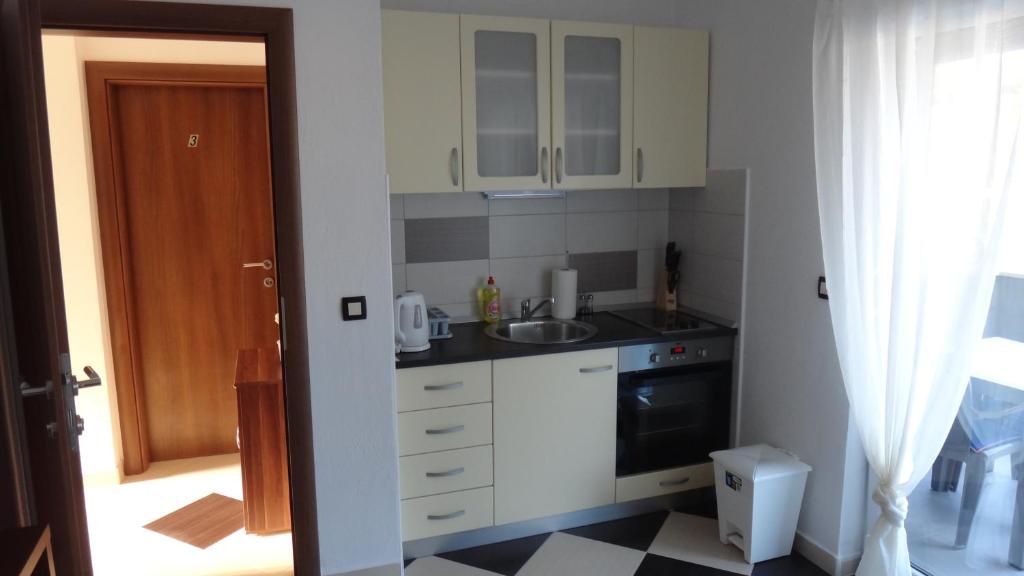Kuchyňa alebo kuchynka v ubytovaní Apartments Selina