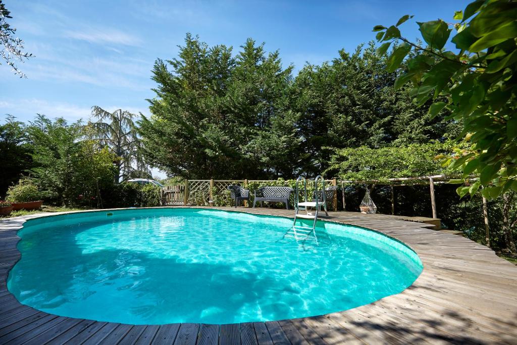 una gran piscina azul en una terraza de madera en Casa dei Ghiri, en Borgo San Lorenzo