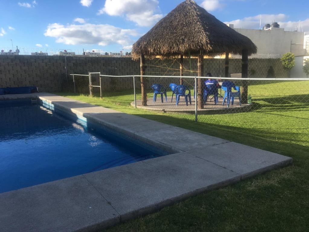 einen Pavillon mit blauen Pferden neben einem Pool in der Unterkunft CASA EN EL FRACCIONAMIENTO SAN FERNANDO 1 in Cuautlancingo