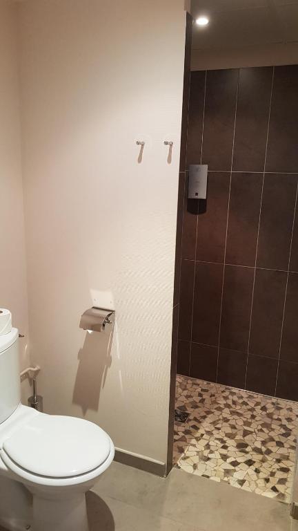 Koupelna v ubytování Logis Hôtel des Deux Forts