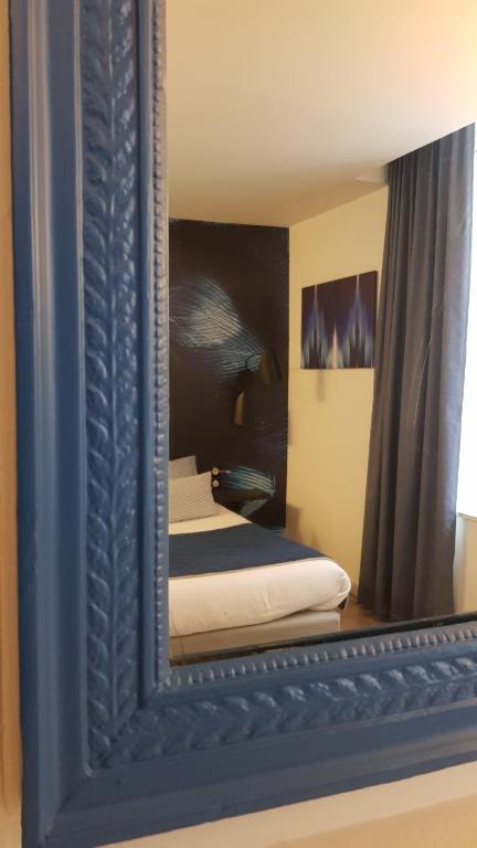 Postel nebo postele na pokoji v ubytování Logis Hôtel des Deux Forts