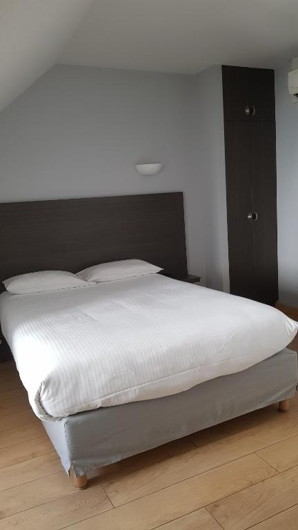 Postel nebo postele na pokoji v ubytování Logis Hôtel des Deux Forts
