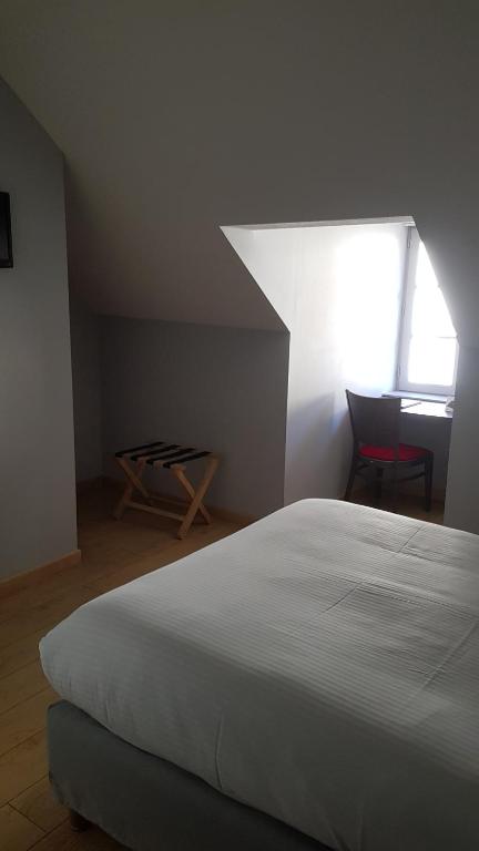 Postel nebo postele na pokoji v ubytování Logis Hôtel des Deux Forts