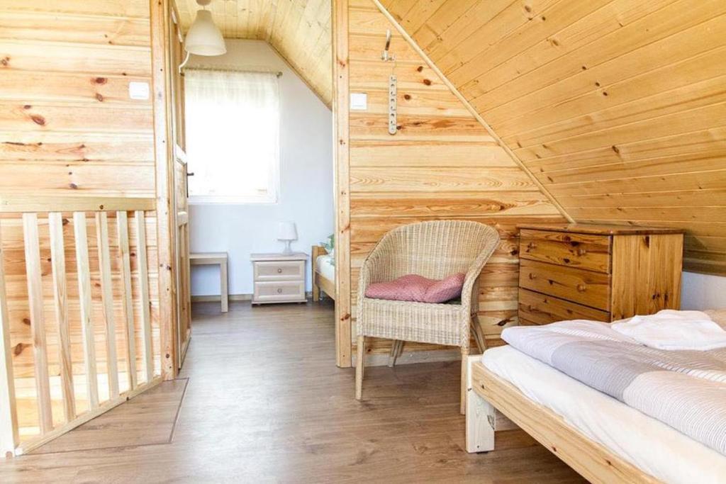 Tempat tidur dalam kamar di Domki Letniskowe Zbyszko