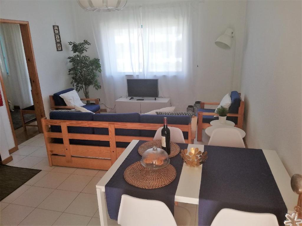 un soggiorno con tavolo e divano di Lovely and Cozy Quiaios 1 Bed Apartment a Palheiros de Quiaios