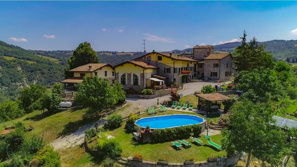 una vista aérea de una casa con piscina en L'Angolo Di Verlano, en Canossa