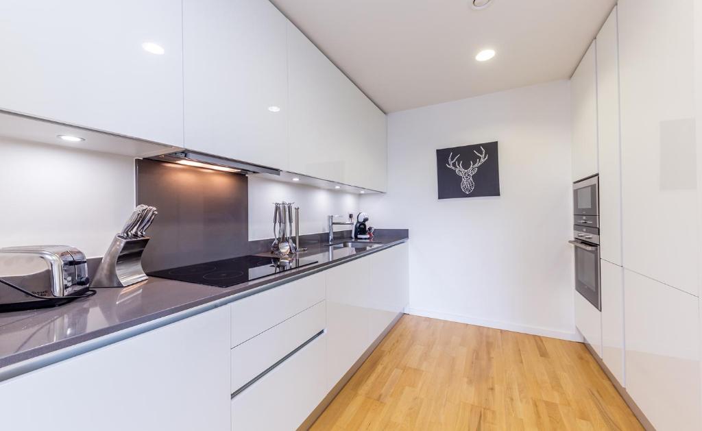 Kuchyň nebo kuchyňský kout v ubytování 1 Bedroom Stylish Apartment near Regents Park FREE WIFI & AIRCON by City Stay Aparts London