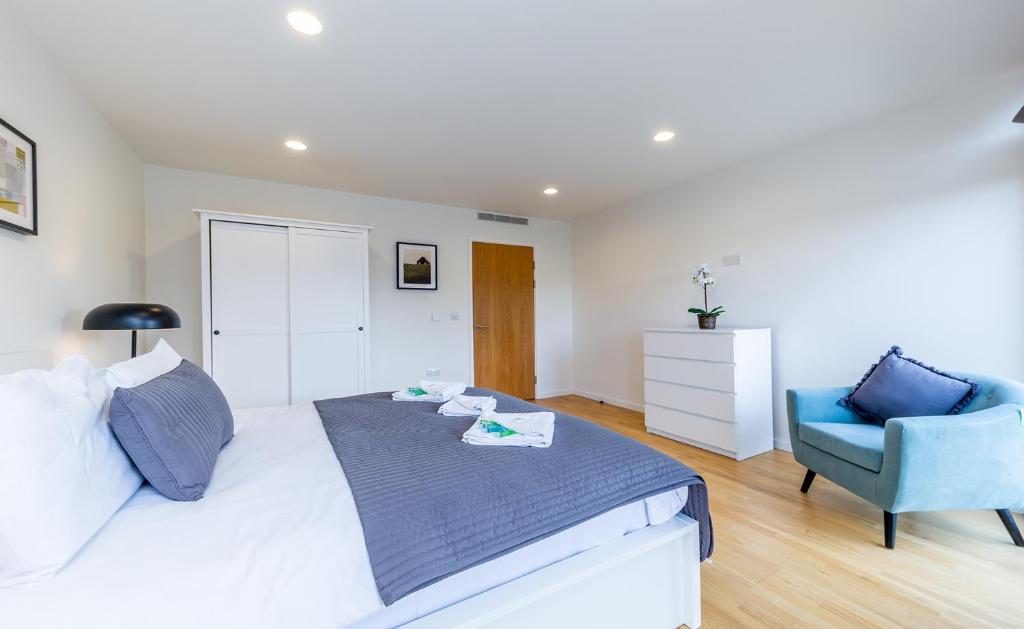 Postel nebo postele na pokoji v ubytování 1 Bedroom Stylish Apartment near Regents Park FREE WIFI & AIRCON by City Stay Aparts London