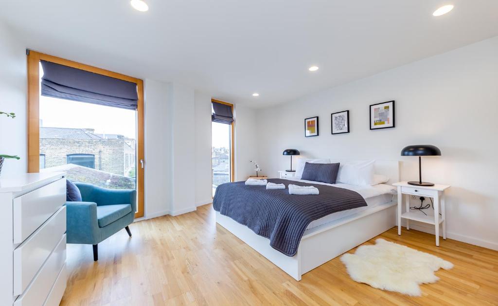 Postel nebo postele na pokoji v ubytování 1 Bedroom Stylish Apartment near Regents Park FREE WIFI & AIRCON by City Stay Aparts London