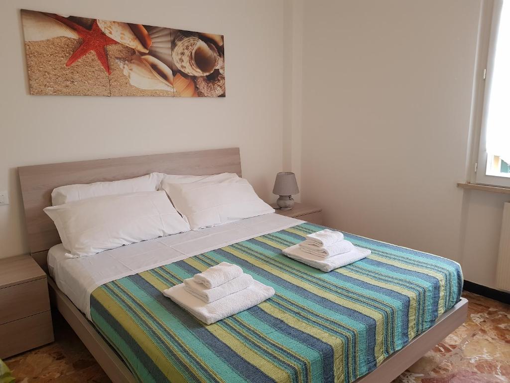 a bedroom with a bed with towels on it at Rita's House in Monterosso in Monterosso al Mare