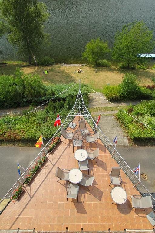 Výhled na řeku, která protéká v blízkosti hotelu