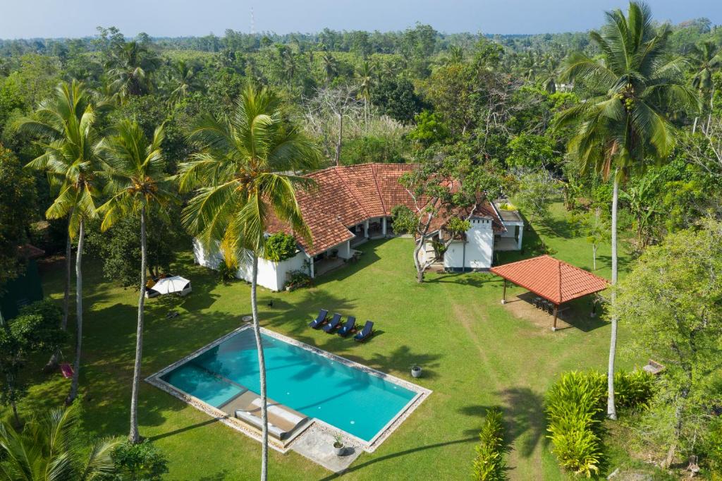 eine Luftansicht eines Hauses mit Pool in der Unterkunft Garden Villa Ronnaduwa in Hikkaduwa