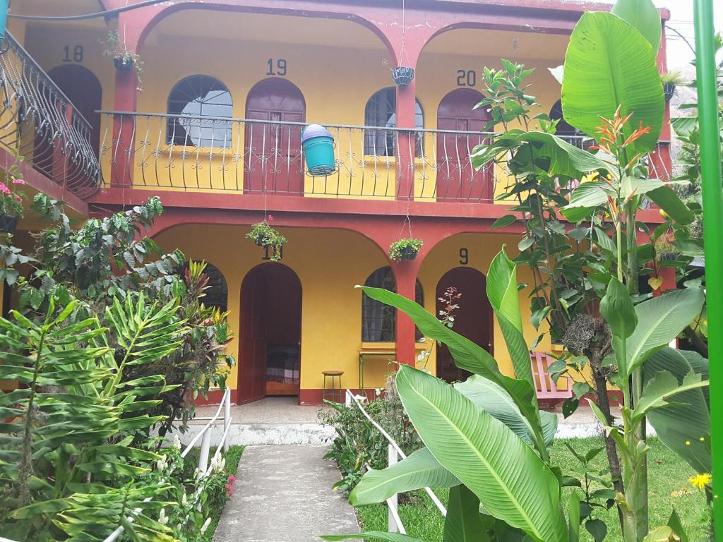 un grande edificio con balcone e piante di Hospedaje Santo Domingo a Panajachel