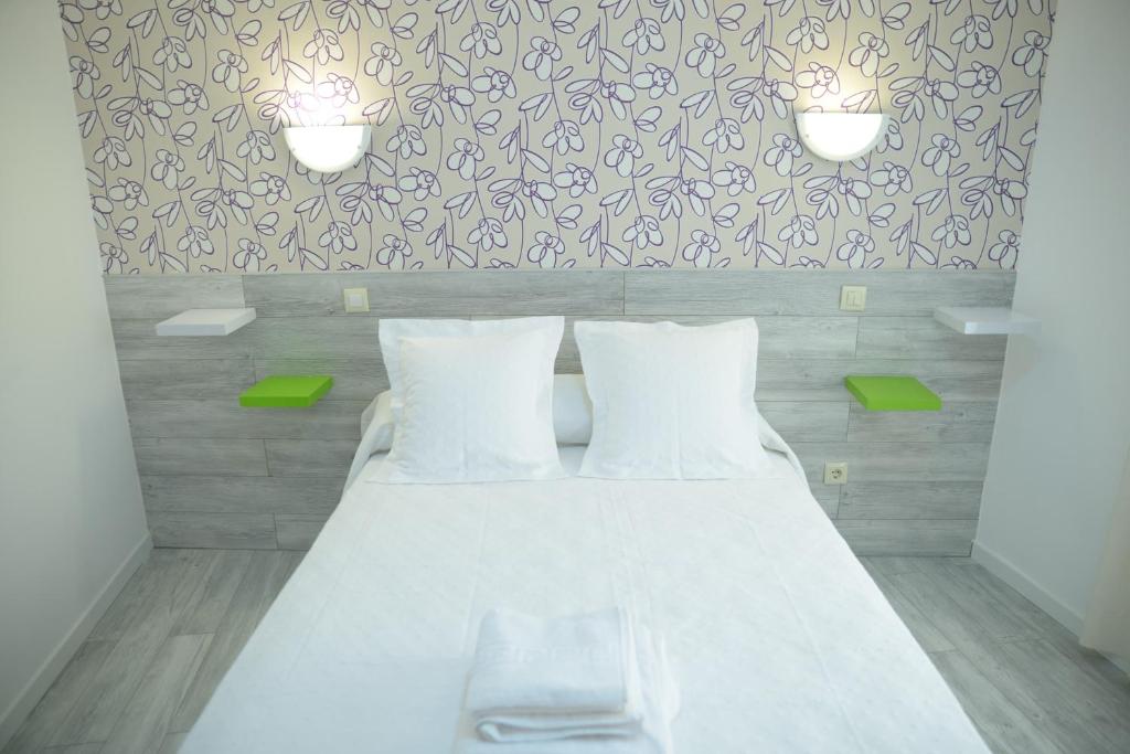 Una cama o camas en una habitación de Nersan