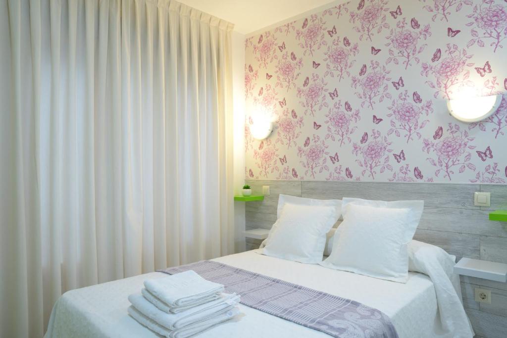 Una cama o camas en una habitación de Nersan