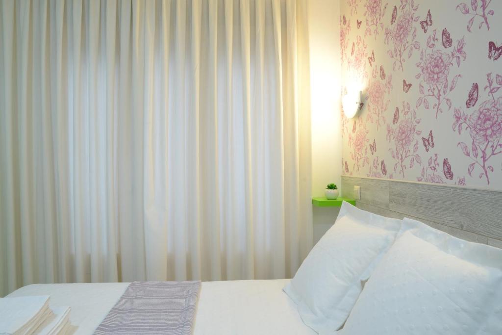 Una cama o camas en una habitación de Nersan