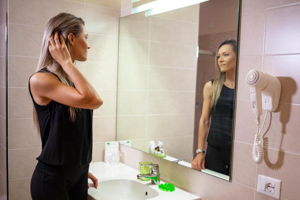 A bathroom at SmArt Hotel Bartolini