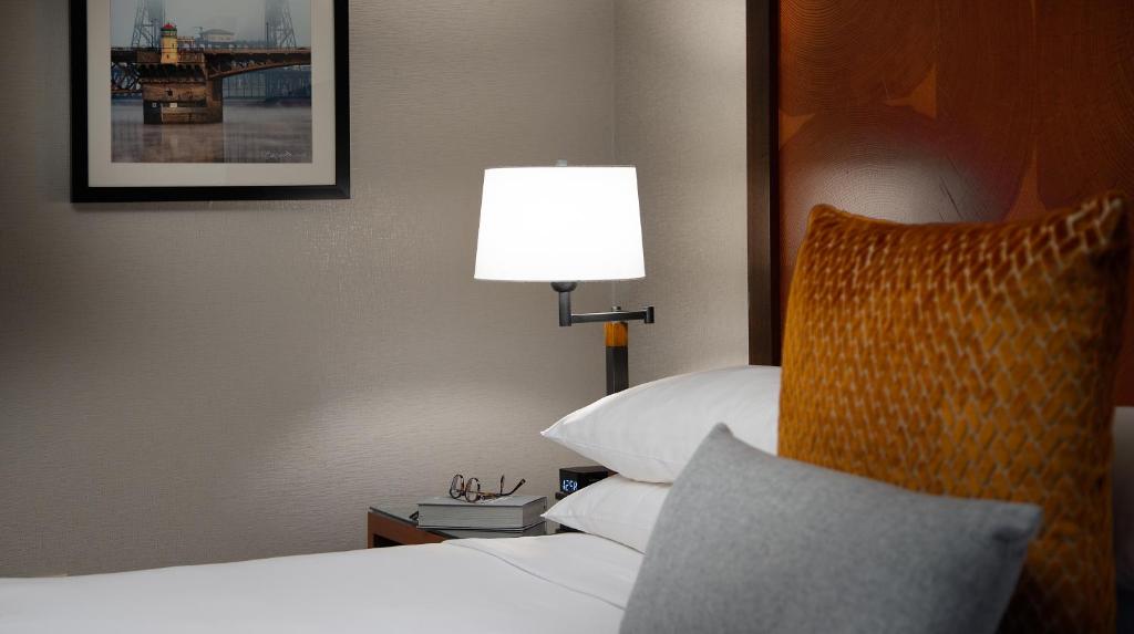 Postel nebo postele na pokoji v ubytování The Paramount Hotel Portland