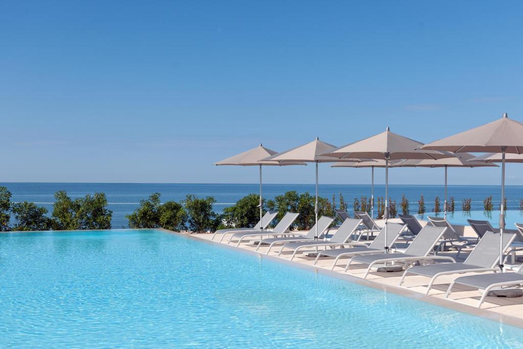 Bazén v ubytování Maistra Select Amarin Resort nebo v jeho okolí