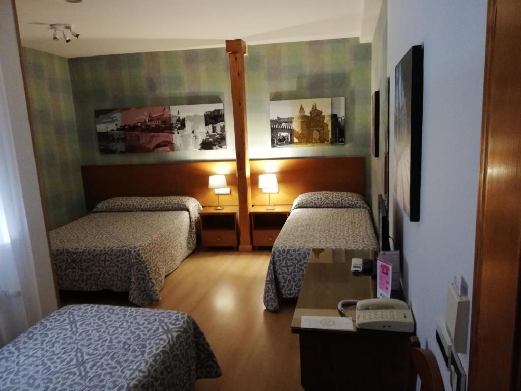 Postel nebo postele na pokoji v ubytování Hostal Santo Tomé