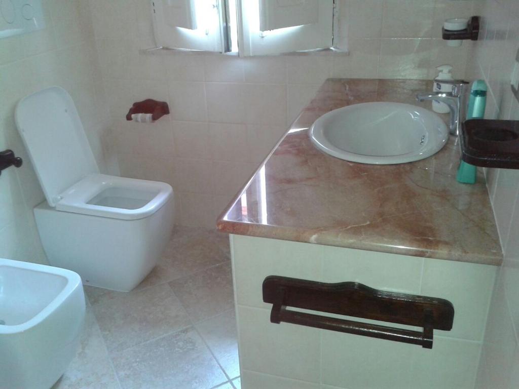 La salle de bains est pourvue de toilettes et d'un lavabo. dans l'établissement Casa indipendente, à Fiumefreddo di Sicilia