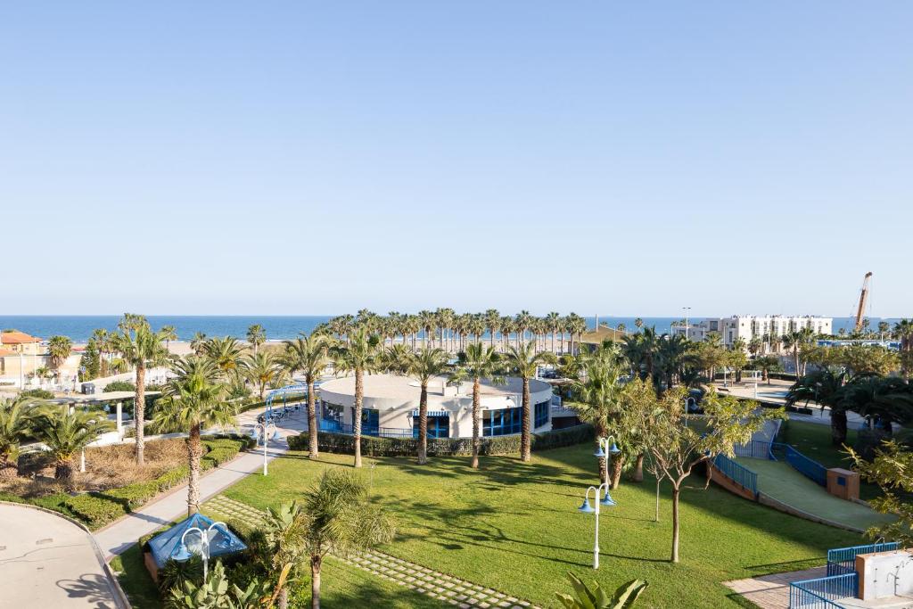 バレンシアにあるPatacona Beach Valenciaのヤシの木と海の公園の空中風景