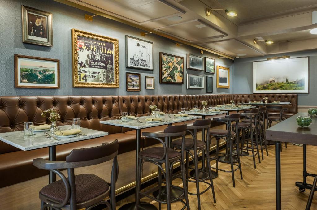 Posezení v ubytování Merrion Row Hotel and Public House