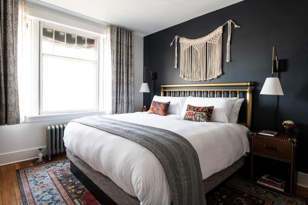 - une chambre avec un grand lit et une fenêtre dans l'établissement The Armstrong Hotel, à Fort Collins
