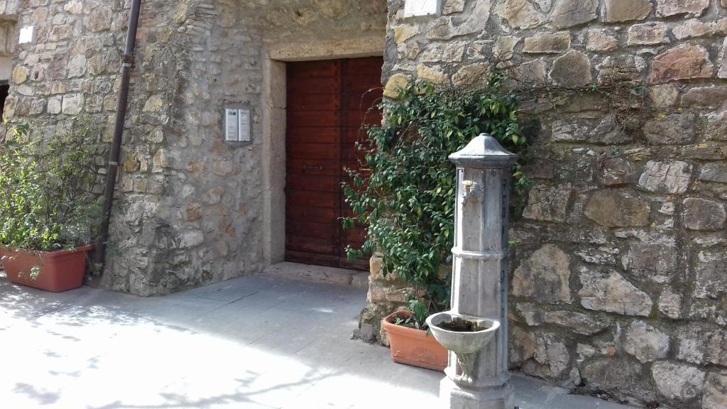 un palo di fronte a un edificio con una porta di Le antiche mura a Civitavecchia