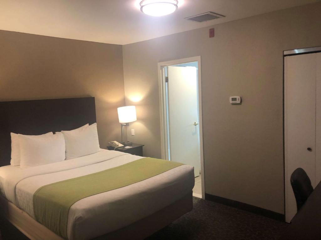 Postel nebo postele na pokoji v ubytování Best Western Fort Lee