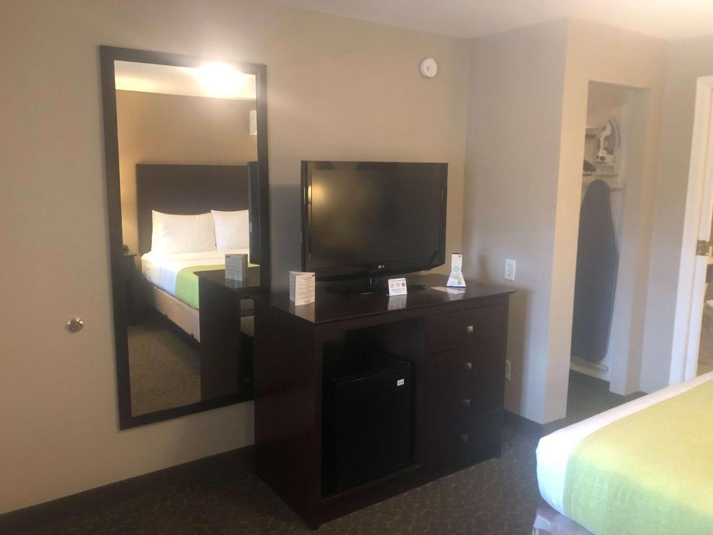 Postel nebo postele na pokoji v ubytování Best Western Fort Lee