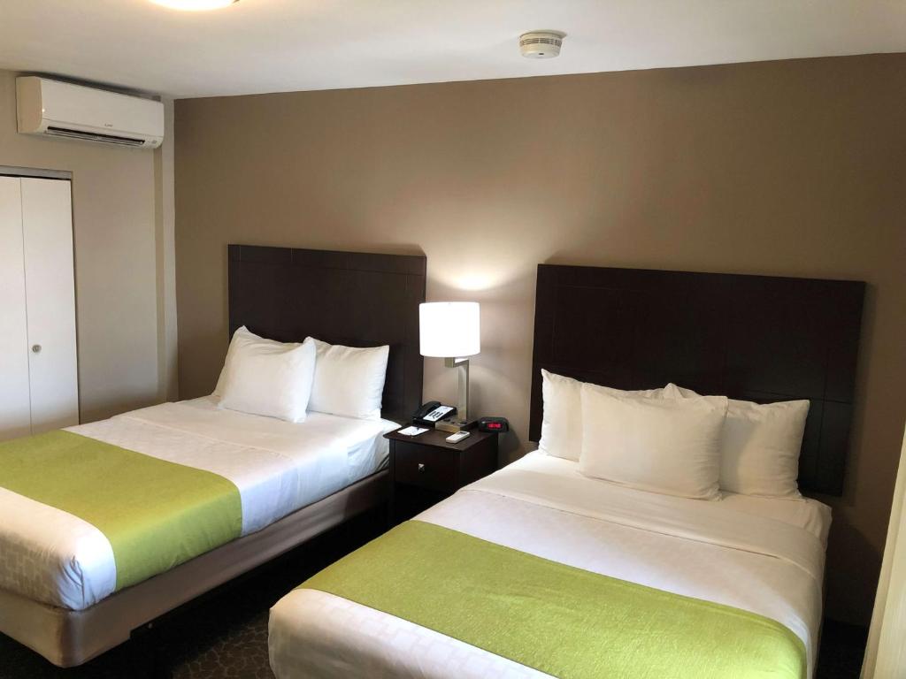 Postel nebo postele na pokoji v ubytování Best Western Fort Lee