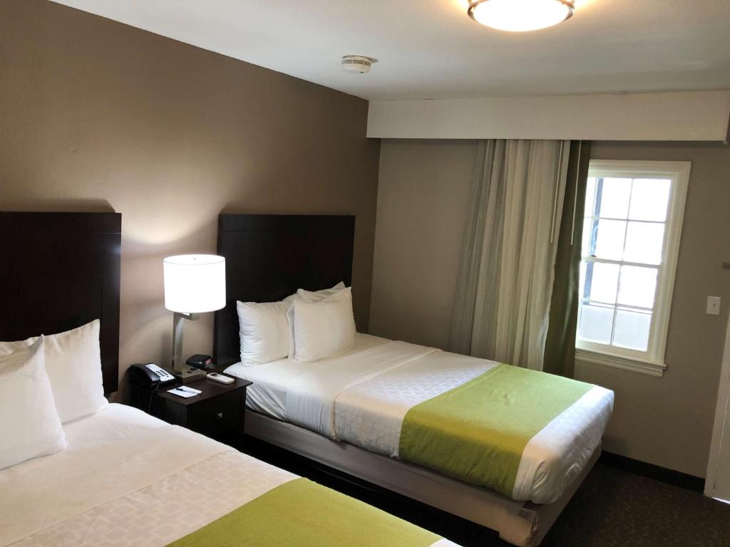 Postel nebo postele na pokoji v ubytování Best Western Fort Lee