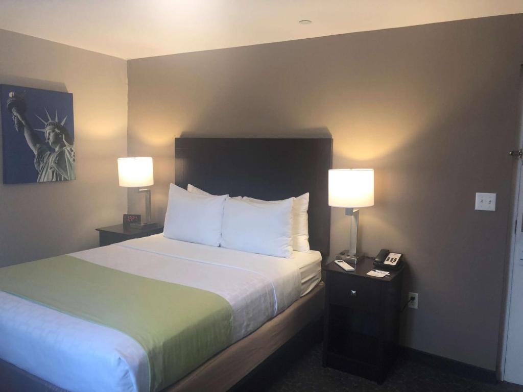 Postel nebo postele na pokoji v ubytování Best Western Fort Lee