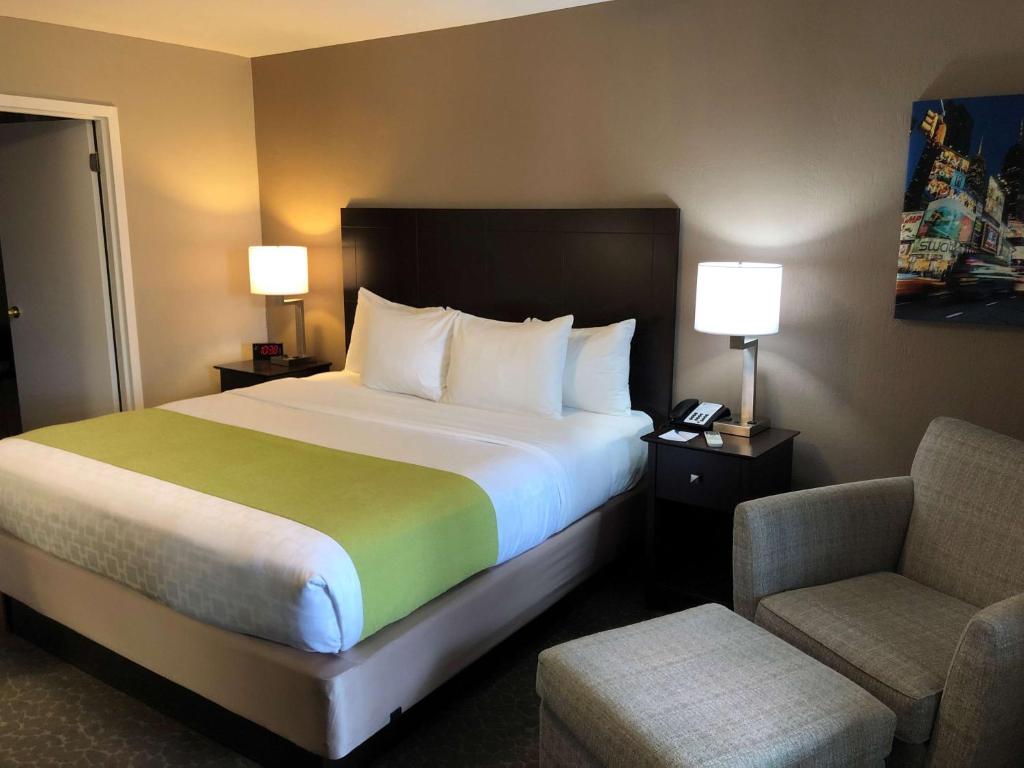 Postel nebo postele na pokoji v ubytování Best Western Fort Lee