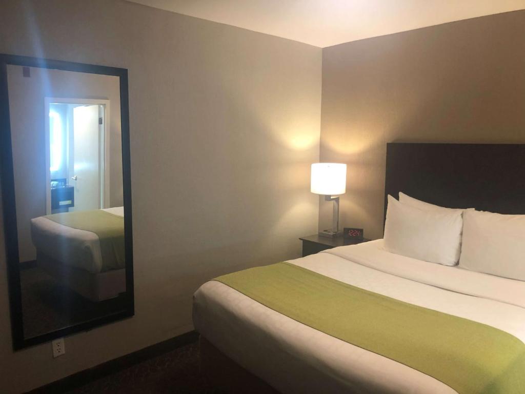 Postel nebo postele na pokoji v ubytování Best Western Fort Lee