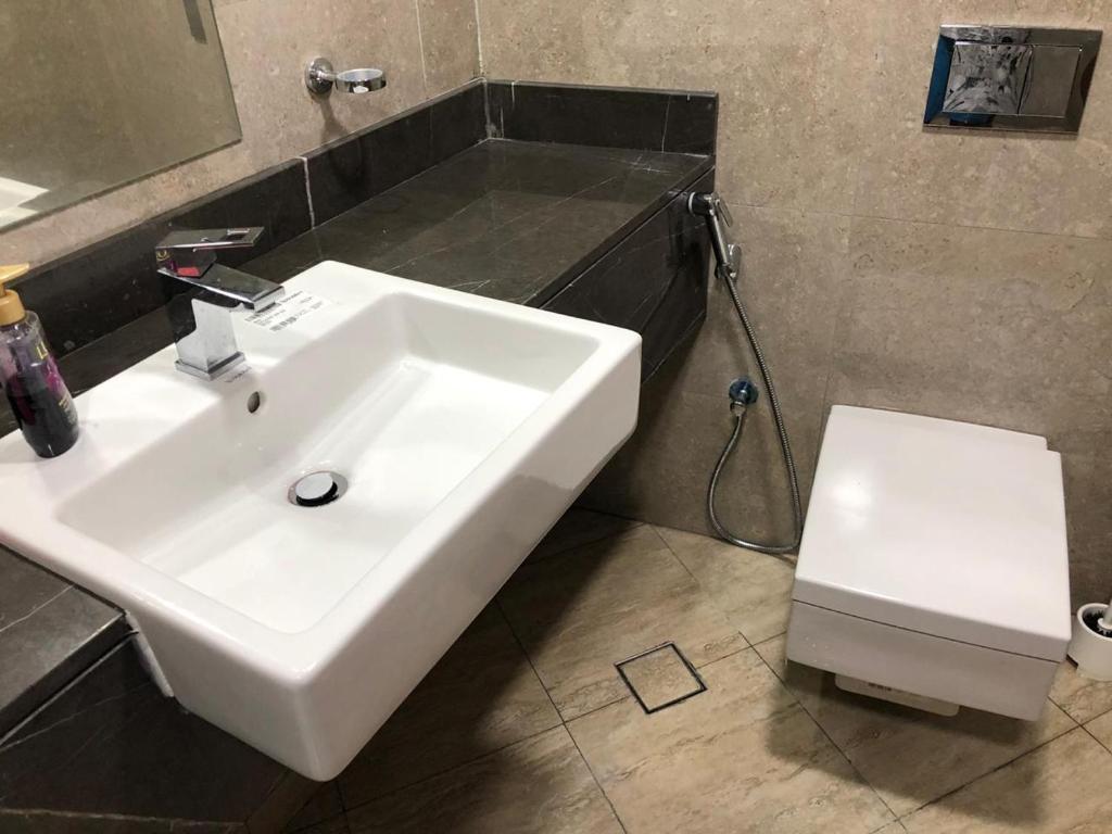 y baño con lavabo blanco y aseo. en Backpackers inn, en Dubái