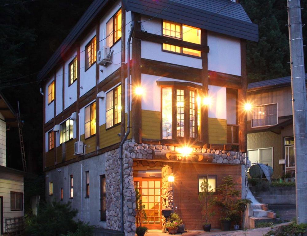 野澤溫泉的住宿－小熊旅館，夜晚的房屋,灯光照亮