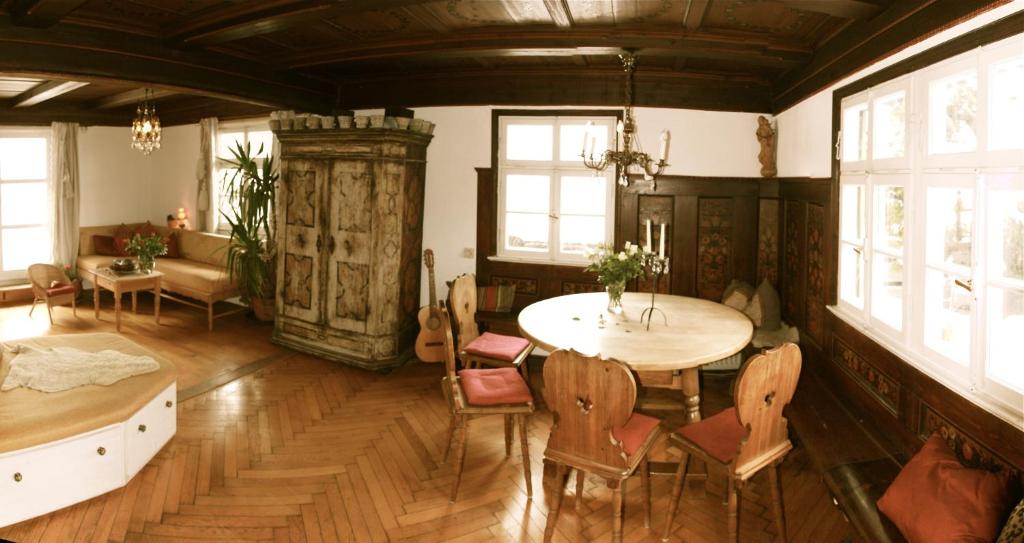 a living room with a table and chairs and a couch at Schatzl Hütte in Bad Tölz