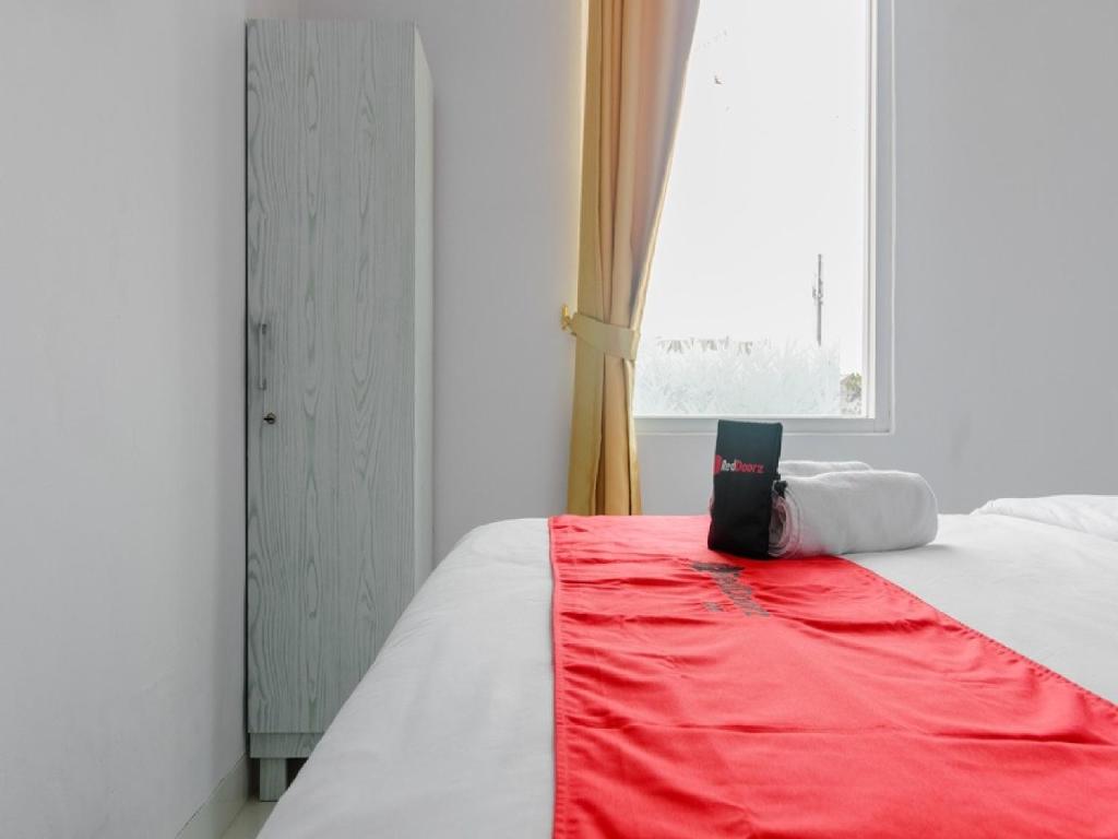 Postel nebo postele na pokoji v ubytování RedDoorz Plus near Taman Rasuna Menteng