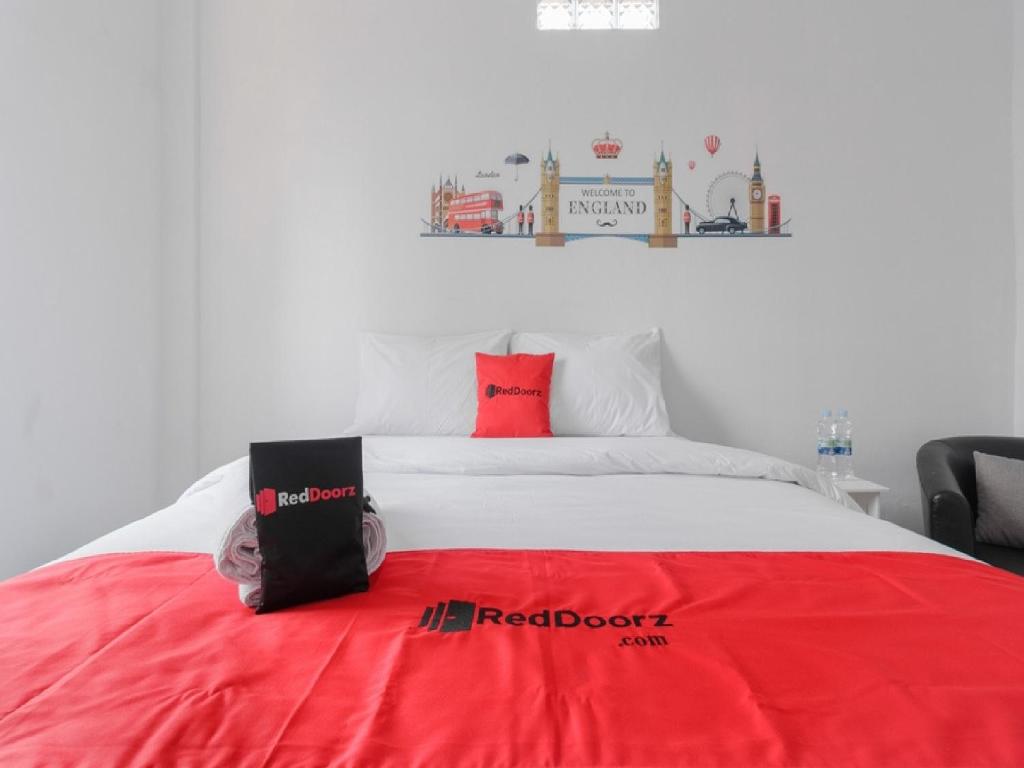 Postel nebo postele na pokoji v ubytování RedDoorz Plus near Taman Rasuna Menteng