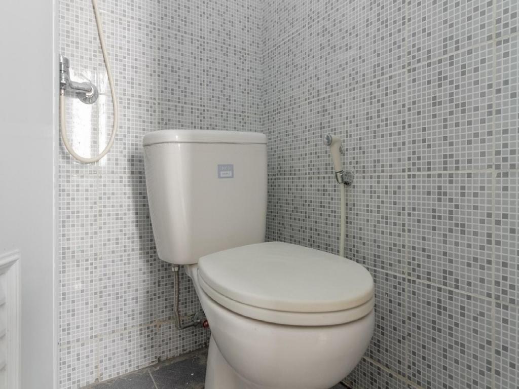 Koupelna v ubytování RedDoorz Plus near Taman Rasuna Menteng