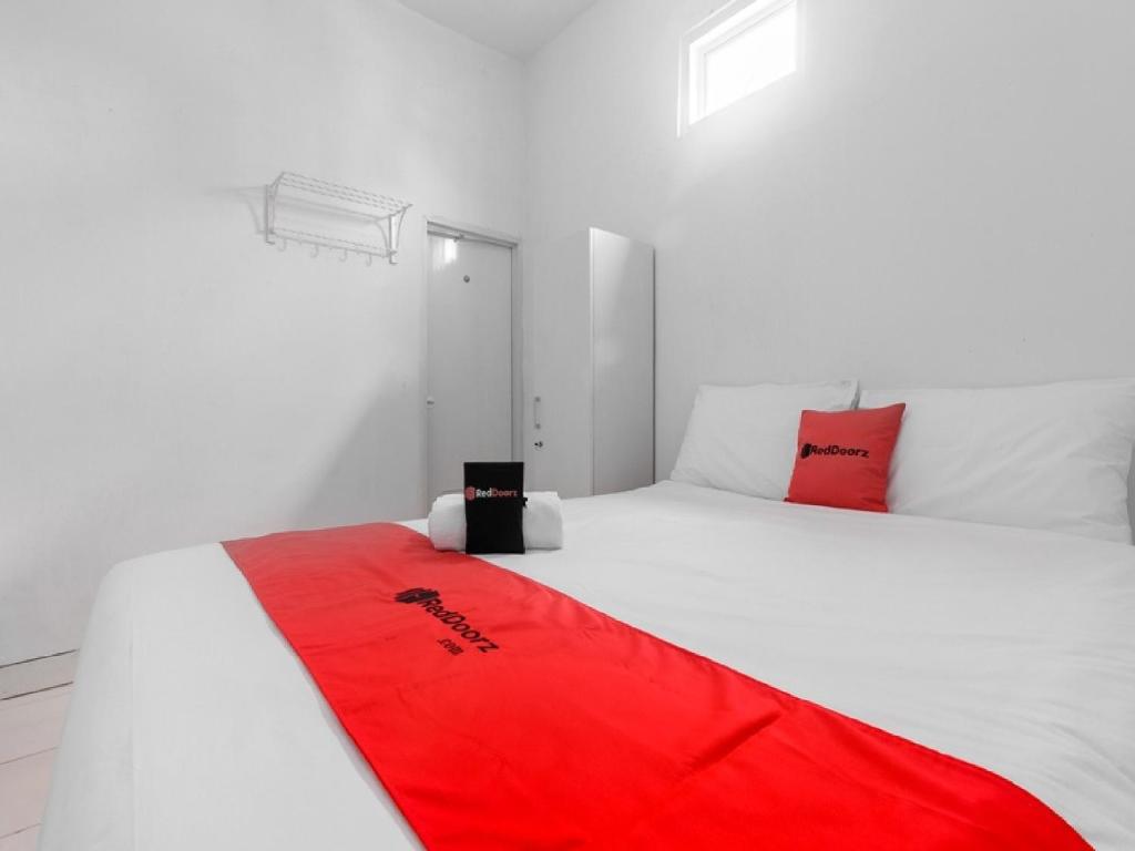 Postel nebo postele na pokoji v ubytování RedDoorz Plus near Taman Rasuna Menteng