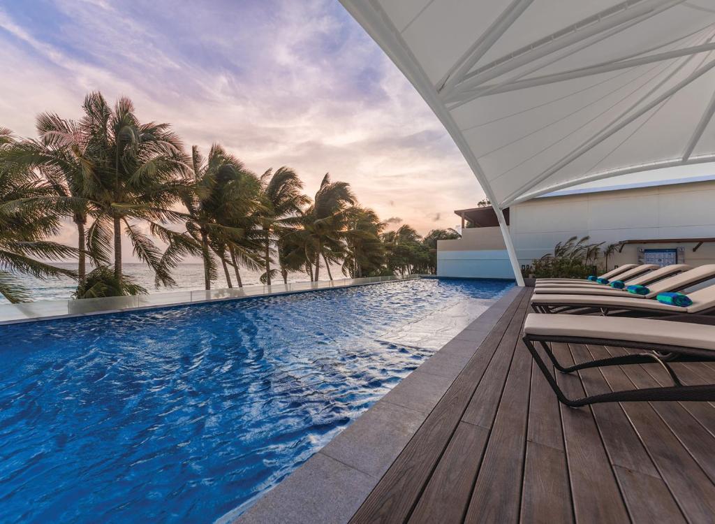 Bazén v ubytování Henann Palm Beach Resort nebo v jeho okolí